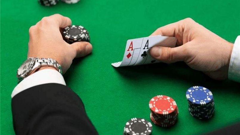 Tại sao nên chọn bluff bài khi đánh Poker